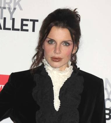 October 1, 2026, New York, New York, USA: Actor JULIA FOX seen during the red carpet arrivals for the New York City Fall Ballet Fall 2026 Gala held at the David Koch Theater at Lincoln Center. New York USA  - ZUMAk03_ 20261001_zaf_k03_125 Copyright: xNancyxKaszermanx