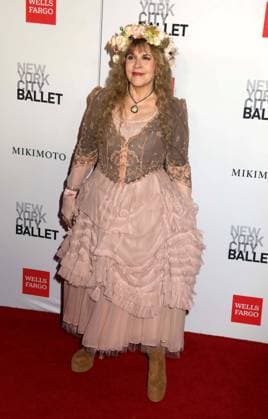 October 1, 2026, New York, New York, USA: Singer from rock band Fleetwood Mac, STEVIE NICKS wearing a dress by Mikimoto seen during the red carpet arrivals for the New York City Fall Ballet Fall 2026 Gala held at the David Koch Theater at Lincoln Center. New York USA  - ZUMAk03_ 20261001_zaf_k03_096 Copyright: xNancyxKaszermanx