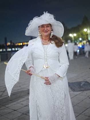 Diner en Blanc returns to New York City NEW YORK, UNITED STATES - OCTOBER 01: Thousands of guests dressed in white attend a Diner en Blanc New York City event on Thursday evening, October 1, 2026, in New York, United States. Selcuk Acar Anadolu New York United States. Editorial use only. Please get in touch for any other usage. Copyright: x2026xAnadoluxSelcukxAcarx