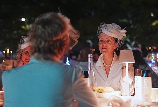 Diner en Blanc returns to New York City NEW YORK, UNITED STATES - OCTOBER 01: Thousands of guests dressed in white attend a Diner en Blanc New York City event on Thursday evening, October 1, 2026, in New York, United States. Selcuk Acar Anadolu New York United States. Editorial use only. Please get in touch for any other usage. Copyright: x2026xAnadoluxSelcukxAcarx