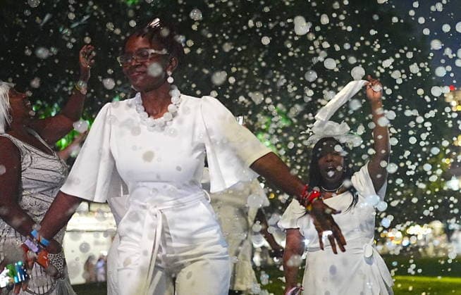 Diner en Blanc returns to New York City NEW YORK, UNITED STATES - OCTOBER 01: Thousands of guests dressed in white attend a Diner en Blanc New York City event on Thursday evening, October 1, 2026, in New York, United States. Selcuk Acar Anadolu New York United States. Editorial use only. Please get in touch for any other usage. Copyright: x2026xAnadoluxSelcukxAcarx