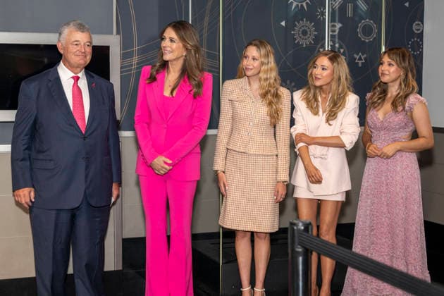 October 1, 2026, New York, New York, USA: WILLIAM P. LAUDER, ELIZABETH HURLEY, MIRANDA MCKEON, BRIDGET BAHL and KATIE THURSTON visit the Empire State Building in New York to honor Breast Cancer Awareness Month and the Breast Cancer Campaign with The Estee Lauder Company. 1 October 2026 New York USA  - ZUMAa265 20261001_zep_a265_001 Copyright: xEricxAcquayex