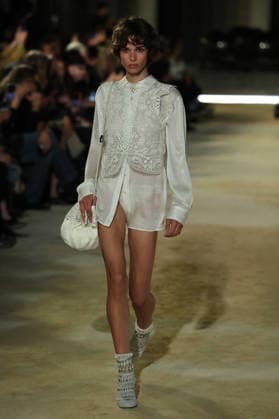 PFW - Isabel Marant Runway A model walks the runway during the Balmain Womenswear Spring Summer 2027 show as part of Paris Fashion Week on September 30, 2026 in Paris, France. Photo by Alain-Gil Gonzalez ABACAPRESS.COM Paris France  Copyright: xGonzalezxAlain-Gil ABACAx