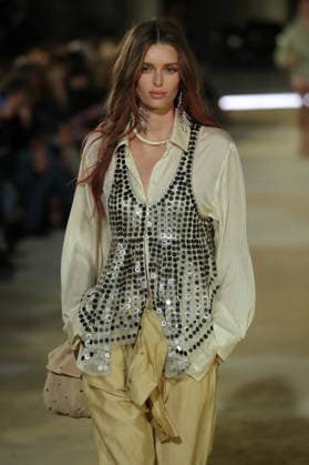 PFW - Isabel Marant Runway A model walks the runway during the Balmain Womenswear Spring Summer 2027 show as part of Paris Fashion Week on September 30, 2026 in Paris, France. Photo by Alain-Gil Gonzalez ABACAPRESS.COM Paris France  Copyright: xGonzalezxAlain-Gil ABACAx