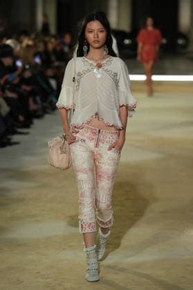 PFW - Isabel Marant Runway A model walks the runway during the Balmain Womenswear Spring Summer 2027 show as part of Paris Fashion Week on September 30, 2026 in Paris, France. Photo by Alain-Gil Gonzalez ABACAPRESS.COM Paris France  Copyright: xGonzalezxAlain-Gil ABACAx