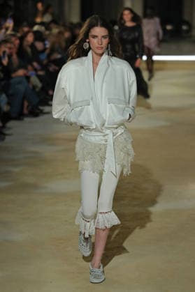 PFW - Isabel Marant Runway A model walks the runway during the Balmain Womenswear Spring Summer 2027 show as part of Paris Fashion Week on September 30, 2026 in Paris, France. Photo by Alain-Gil Gonzalez ABACAPRESS.COM Paris France  Copyright: xGonzalezxAlain-Gil ABACAx