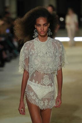 PFW - Isabel Marant Runway A model walks the runway during the Balmain Womenswear Spring Summer 2027 show as part of Paris Fashion Week on September 30, 2026 in Paris, France. Photo by Alain-Gil Gonzalez ABACAPRESS.COM Paris France  Copyright: xGonzalezxAlain-Gil ABACAx