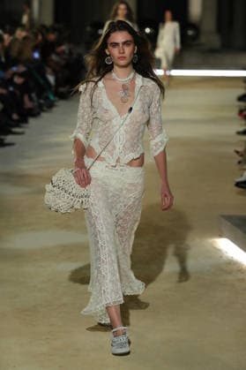 PFW - Isabel Marant Runway A model walks the runway during the Balmain Womenswear Spring Summer 2027 show as part of Paris Fashion Week on September 30, 2026 in Paris, France. Photo by Alain-Gil Gonzalez ABACAPRESS.COM Paris France  Copyright: xGonzalezxAlain-Gil ABACAx