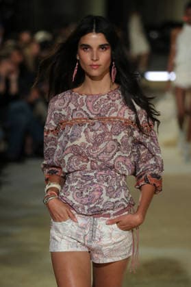 PFW - Isabel Marant Runway A model walks the runway during the Balmain Womenswear Spring Summer 2027 show as part of Paris Fashion Week on September 30, 2026 in Paris, France. Photo by Alain-Gil Gonzalez ABACAPRESS.COM Paris France  Copyright: xGonzalezxAlain-Gil ABACAx