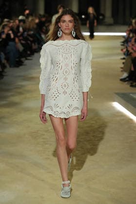 PFW - Isabel Marant Runway A model walks the runway during the Balmain Womenswear Spring Summer 2027 show as part of Paris Fashion Week on September 30, 2026 in Paris, France. Photo by Alain-Gil Gonzalez ABACAPRESS.COM Paris France  Copyright: xGonzalezxAlain-Gil ABACAx
