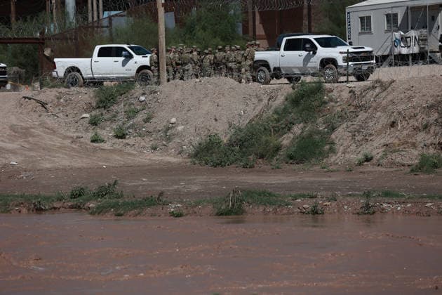 Rising Rio Grande water levels trigger municipal emergency response in Ciudad Juarez CIUDAD JUAREZ, MEXICO - OCTOBER 1: Municipal emergency crews and Civil Protection workers reinforce earthen levees and monitor rising water levels along the Rio Grande in Ciudad Juarez, Mexico, on October 1, 2026. Heavy regional precipitation led to localized flooding across several low-lying municipal sectors, prompting local authorities to deploy continuous monitoring operations along the riverbank. Municipal officials urged residents to avoid high-risk areas, maintain distance from the rising river currents, and adhere strictly to Civil Protection advisories to prevent accidental drownings and property damage across vulnerable border neighborhoods. Chris  Copyright: x2026xAnadoluxChristianxTorresx