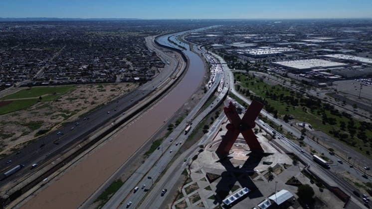 Rising Rio Grande water levels trigger municipal emergency response in Ciudad Juarez CIUDAD JUAREZ, MEXICO - OCTOBER 1: Municipal emergency crews and Civil Protection workers reinforce earthen levees and monitor rising water levels along the Rio Grande in Ciudad Juarez, Mexico, on October 1, 2026. Heavy regional precipitation led to localized flooding across several low-lying municipal sectors, prompting local authorities to deploy continuous monitoring operations along the riverbank. Municipal officials urged residents to avoid high-risk areas, maintain distance from the rising river currents, and adhere strictly to Civil Protection advisories to prevent accidental drownings and property damage across vulnerable border neighborhoods. Chris  Copyright: x2026xAnadoluxChristianxTorresx