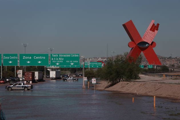 Rising Rio Grande water levels trigger municipal emergency response in Ciudad Juarez CIUDAD JUAREZ, MEXICO - OCTOBER 01: Municipal emergency crews and Civil Protection workers reinforce earthen levees and monitor rising water levels along the Rio Grande in Ciudad Juarez, Mexico, on October 01, 2026. Heavy regional precipitation led to localized flooding across several low-lying municipal sectors, prompting local authorities to deploy continuous monitoring operations along the riverbank. Municipal officials urged residents to avoid high-risk areas, maintain distance from the rising river currents, and adhere strictly to Civil Protection advisories to prevent accidental drownings and property damage across vulnerable border neighborhoods. Chr  Copyright: x2026xAnadoluxChristianxTorresx