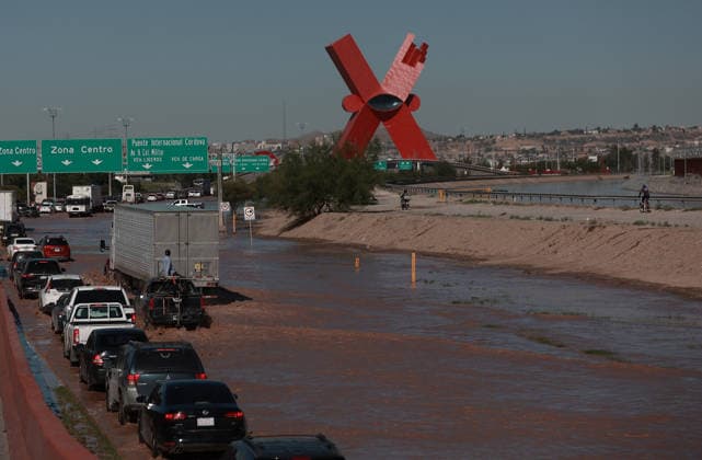 Rising Rio Grande water levels trigger municipal emergency response in Ciudad Juarez CIUDAD JUAREZ, MEXICO - OCTOBER 01: Municipal emergency crews and Civil Protection workers reinforce earthen levees and monitor rising water levels along the Rio Grande in Ciudad Juarez, Mexico, on October 01, 2026. Heavy regional precipitation led to localized flooding across several low-lying municipal sectors, prompting local authorities to deploy continuous monitoring operations along the riverbank. Municipal officials urged residents to avoid high-risk areas, maintain distance from the rising river currents, and adhere strictly to Civil Protection advisories to prevent accidental drownings and property damage across vulnerable border neighborhoods. Chr  Copyright: x2026xAnadoluxChristianxTorresx