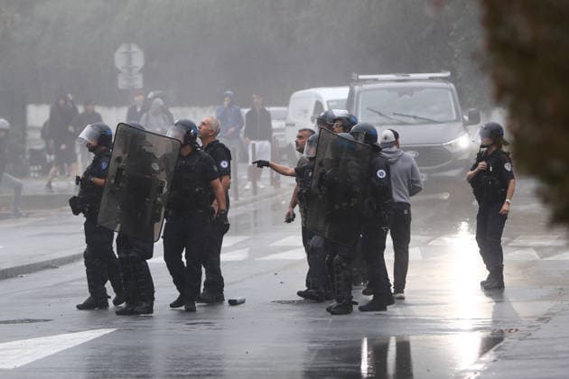 October 1, 2026, Anglet, Nouvelle Aquitaine, France: French police officers and members of the Anti-Crime Brigade (BAC) take cover and coordinate their movements after being targeted by projectiles thrown from the third floor of a parking garage, amid clashes during a protest outside the Lyco e Cantau in Anglet, southwestern France, on October 1, 2026, against overcrowded classes and a lack of resources. The movement, which began in the Paris region a week ago, has spread across France, with hundreds of high schools blocked. Anglet France - ZUMAb298 20261001_zsp_b298_018 Copyright: xJulesxBuonx