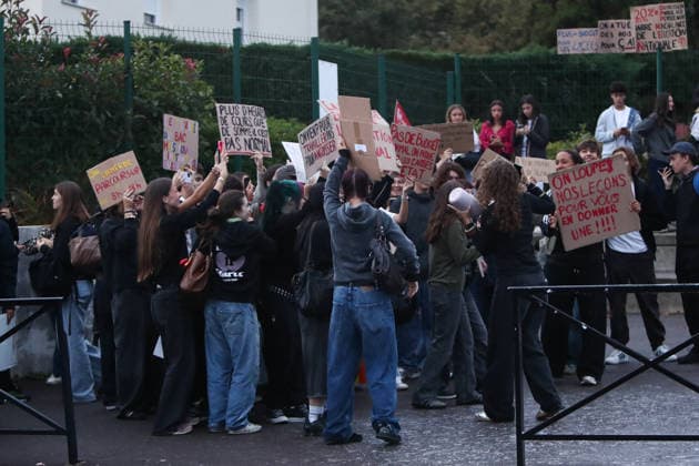 October 1, 2026, Anglet, Nouvelle Aquitaine, France: Students chant slogans and hold up placards during a protest outside the Lyco e Cantau in Anglet, southwestern France, on October 1, 2026, against overcrowded classes and a lack of resources. The movement, which began in the Paris region a week ago, has spread across France, with hundreds of high schools blocked. Anglet France  - ZUMAb298 20261001_zsp_b298_025 Copyright: xJulesxBuonx