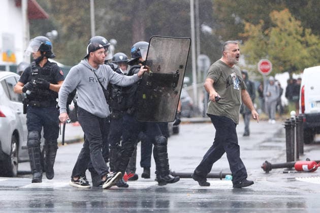 October 1, 2026, Anglet, Nouvelle Aquitaine, France: Plainclothes police officers from the anti-crime brigade (BAC) join riot police officers holding shields during a protest outside the Lyco e Cantau in Anglet, southwestern France, on October 1, 2026, against overcrowded classes and a lack of resources. The movement, which began in the Paris region a week ago, has spread across France, with hundreds of high schools blocked. Anglet France  - ZUMAb298 20261001_zsp_b298_040 Copyright: xJulesxBuonx