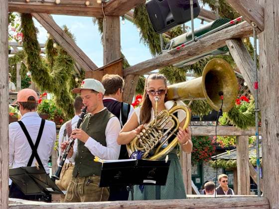 Oktoberfest in Munich Munich, Oktoberfest, October 10, 26 Lively atmosphere during the final days of Oktoberfest under glorious sunshine with temperatures over 20 degrees. The mood at noon in the Käfer tent with a brass band. Munich, Theresienwiese, Bavaria, Germany