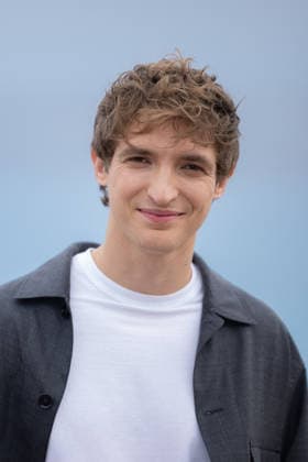 8th Cinéroman Festival - En Haut De La Pile Photocall Aliocha Schneider attends the photocall of the film En Haut De La Pile during the 8th Cinéroman Festival on the Promenade des Anglais in Nice, France on October 1, 2026. Photo by Shootpix ABACAPRESS.COM Nice France  Copyright: xShootpix ABACAx