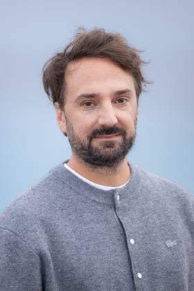 8th Cinéroman Festival - En Haut De La Pile Photocall Louis-Julien Petit attends the photocall of the film En Haut De La Pile during the 8th Cinéroman Festival on the Promenade des Anglais in Nice, France on October 1, 2026. Photo by Shootpix ABACAPRESS.COM Nice France  Copyright: xShootpix ABACAx