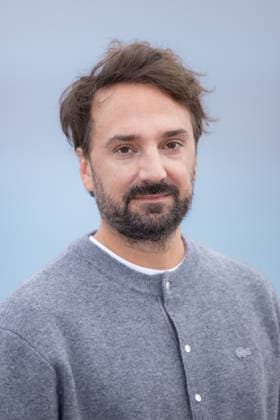 8th Cinéroman Festival - En Haut De La Pile Photocall Louis-Julien Petit attends the photocall of the film En Haut De La Pile during the 8th Cinéroman Festival on the Promenade des Anglais in Nice, France on October 1, 2026. Photo by Shootpix ABACAPRESS.COM Nice France  Copyright: xShootpix ABACAx