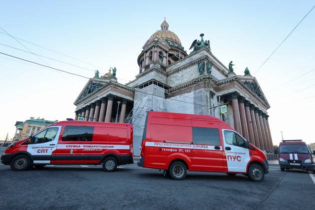 RUSSIA, ST PETERSBURG - OCTOBER 2, 2026: Emergency vehicle appear outside St Isaac s Cathedral after a fire at the Miller Mansion. Valentin Yegorshin TASS  98657149