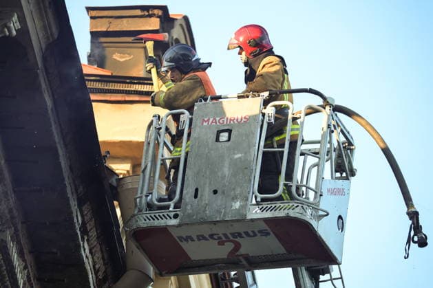 RUSSIA, ST PETERSBURG - OCTOBER 2, 2026: Emergency workers appear on an elevating platform after a fire at the Miller Mansion in St Isaac s Square. Valentin Yegorshin TASS  98657151