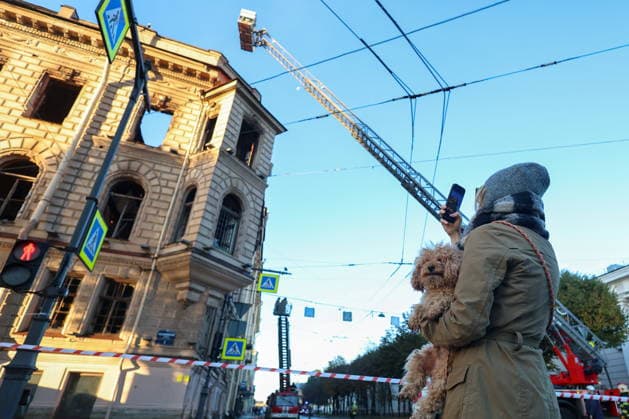 RUSSIA, ST PETERSBURG - OCTOBER 2, 2026: Emergency crews deploy elevating platforms after a fire at the Miller Mansion in St Isaac s Square. Valentin Yegorshin TASS  98657152