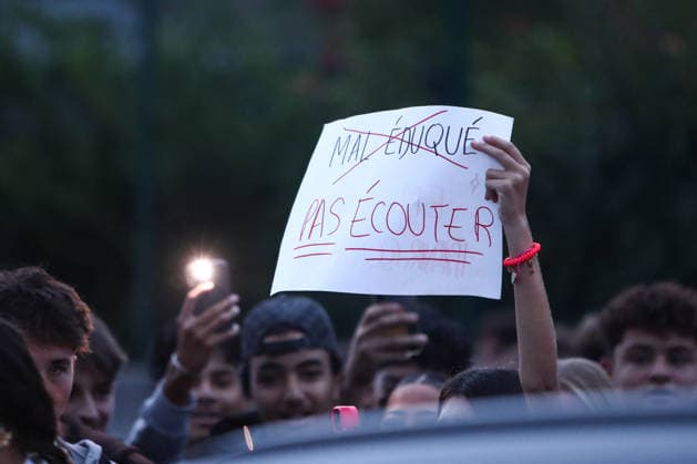 October 1, 2026, Anglet, Nouvelle Aquitaine, France: Students hold placards, one reading Poorly raised (no), poorly listened to (yes) , and use a traffic cone as a megaphone during a protest outside the Lyco e Cantau in Anglet, southwestern France, on October 1, 2026, against overcrowded classes and a lack of resources. The movement, which began in the Paris region a week ago, has spread across France, with hundreds of high schools blocked. Anglet France  - ZUMAb298 20261001_zsp_b298_027 Copyright: xJulesxBuonx