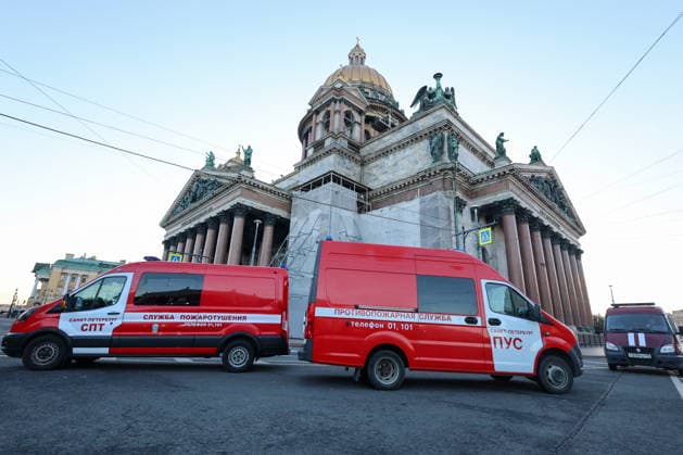 RUSSIA, ST PETERSBURG - OCTOBER 2, 2026: Emergency vehicle appear outside St Isaac s Cathedral after a fire at the Miller Mansion St Petersburg Russia  - ZUMAt113 20261002_zaa_t113_008 Copyright: xValentinxYegorshinx