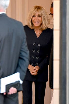 French President Emmanuel Macron and his wife, Brigitte Macron, greet Argentine President Javier Milei (left) and Karina Milei (second from right), Secretary General of the Argentine Presidency and sister of the Argentine President, ahead of their meeting at the Élysée Palace on October 1, 2026, in Paris, France 460119 2026 10 01 Macron, Brigitte Trogneux Copyright: xL.Urmanx xStarfacex STAR_460119_004