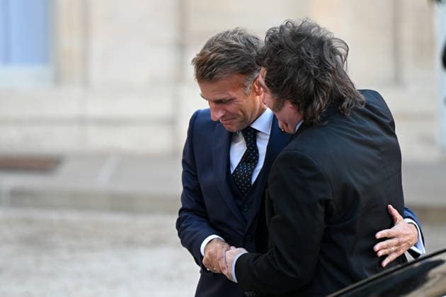 French President Emmanuel Macron and his wife Brigitte Macron greet Argentine President Javier Milei (left) and Karina Milei (second from right), Secretary General of the Argentine Presidency and sister of the Argentine President, ahead of their meeting at the Élysée Palace on October 1, 2026, in Paris, France 460119 2026 10 01 Macron, Emmanuel Milei, Javier Copyright: xL.Urmanx xStarfacex STAR_460119_021
