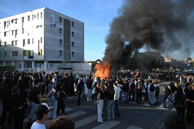 RECORD DATE NOT STATED HIGH SCHOOL STUDENT PROTEST PHOTOPQR SUD OUEST XAVIER LEOTY High school student protest in La Rochelle, Oct. 2, 2026 PHOTO XAVIER LEOTY France, Oct. 2, 2026 Fires have broken out at several schools in France as students protest by blocking access to educational institutions nationwide over school funding and learning conditions France Copyright: xPHOTOPQR SUDxOUEST MAXPPPxXAVIERxLEOTYx 20261002SDO0463 20261002SDO0463