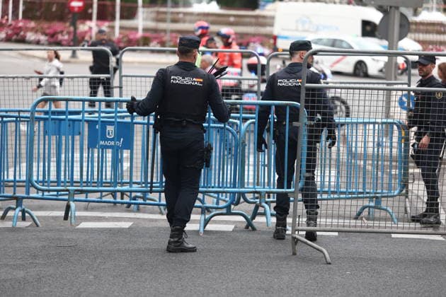 Police Set Up Barriers at the Entrance to Congress Following Announcement by Protesters Camped at Puerta del Sol That They Will Protest During the Plenary Session National Police officers set up barriers around the perimeter of the Congress of Deputies on October 2, 2026, in Madrid, Spain. The National Police have increased security and erected barriers at the entrance to the Congress of Deputies following an announcement by social groups camped out at Puerta del Sol that they will gather near the Lower House to demand the approval of housing decrees. OCT 2RE 2026 Madrid, Madrid, Spain  Copyright: xEduardoxParrax 7814345