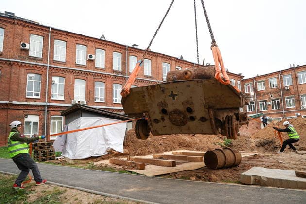 RUSSIA, KAZAN - OCTOBER 2, 2026: A crane lifts a WWII-era Panzerkampfwagen V Panther tank discovered in the course of construction works and excavated from the courtyard of Kazan National Research Technological University. The tank served as a detonation pit for testing explosive substances and pyrotechnic compounds in post-war years. Yegor Aleyev TASS  98658226