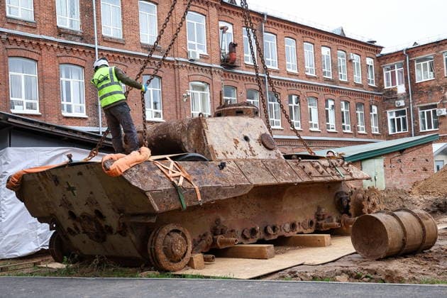 News Bilder des Tages RUSSIA, KAZAN - OCTOBER 2, 2026: Men prepare to lift a WWII-era Panzerkampfwagen V Panther tank discovered in the course of construction works and excavated from the courtyard of Kazan National Research Technological University. The tank served as a detonation pit for testing explosive substances and pyrotechnic compounds in post-war years. Yegor Aleyev TASS  98658254