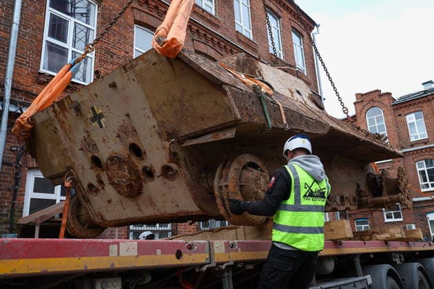 RUSSIA, KAZAN - OCTOBER 2, 2026: A crane lifts a WWII-era Panzerkampfwagen V Panther tank discovered in the course of construction works and excavated from the courtyard of Kazan National Research Technological University. The tank served as a detonation pit for testing explosive substances and pyrotechnic compounds in post-war years. Yegor Aleyev TASS 98658393