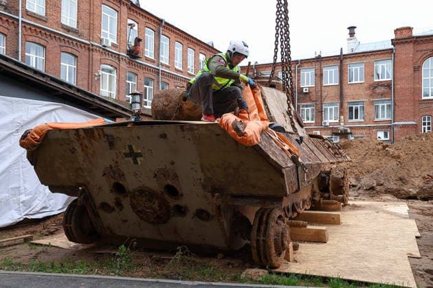 RUSSIA, KAZAN - OCTOBER 2, 2026: A man prepares to lift a WWII-era Panzerkampfwagen V Panther tank discovered in the course of construction works and excavated from the courtyard of Kazan National Research Technological University. The tank served as a detonation pit for testing explosive substances and pyrotechnic compounds in post-war years. Yegor Aleyev TASS  98658293