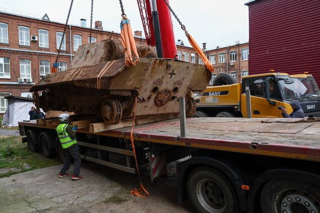 RUSSIA, KAZAN - OCTOBER 2, 2026: A crane lifts a WWII-era Panzerkampfwagen V Panther tank discovered in the course of construction works and excavated from the courtyard of Kazan National Research Technological University. The tank served as a detonation pit for testing explosive substances and pyrotechnic compounds in post-war years. Yegor Aleyev TASS 98658356