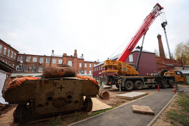 RUSSIA, KAZAN - OCTOBER 2, 2026: A crane lifts a WWII-era Panzerkampfwagen V Panther tank discovered in the course of construction works and excavated from the courtyard of Kazan National Research Technological University. The tank served as a detonation pit for testing explosive substances and pyrotechnic compounds in post-war years. Yegor Aleyev TASS  98658394