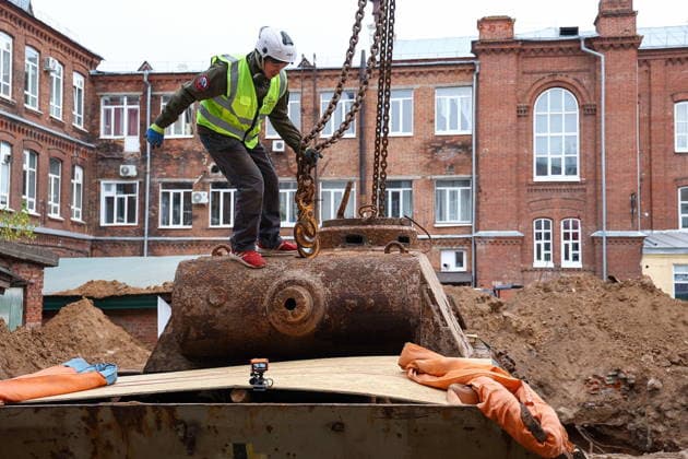 RUSSIA, KAZAN - OCTOBER 2, 2026: A man prepares to lift a WWII-era Panzerkampfwagen V Panther tank discovered in the course of construction works and excavated from the courtyard of Kazan National Research Technological University. The tank served as a detonation pit for testing explosive substances and pyrotechnic compounds in post-war years Kazan Russia  - ZUMAt113 20261002_zaa_t113_046 Copyright: xYegorxAleyevx