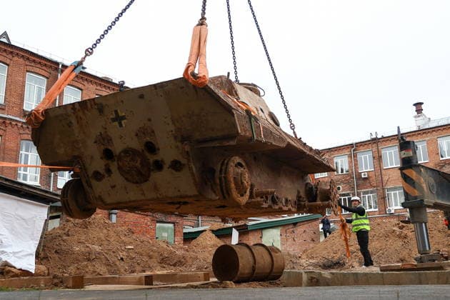 RUSSIA, KAZAN - OCTOBER 2, 2026: A crane lifts a WWII-era Panzerkampfwagen V Panther tank discovered in the course of construction works and excavated from the courtyard of Kazan National Research Technological University. The tank served as a detonation pit for testing explosive substances and pyrotechnic compounds in post-war years Kazan Russia - ZUMAt113 20261002_zaa_t113_052 Copyright: xYegorxAleyevx