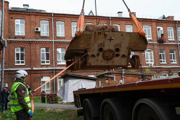 RUSSIA, KAZAN - OCTOBER 2, 2026: A crane lifts a WWII-era Panzerkampfwagen V Panther tank discovered in the course of construction works and excavated from the courtyard of Kazan National Research Technological University. The tank served as a detonation pit for testing explosive substances and pyrotechnic compounds in post-war years Kazan Russia - ZUMAt113 20261002_zaa_t113_053 Copyright: xYegorxAleyevx