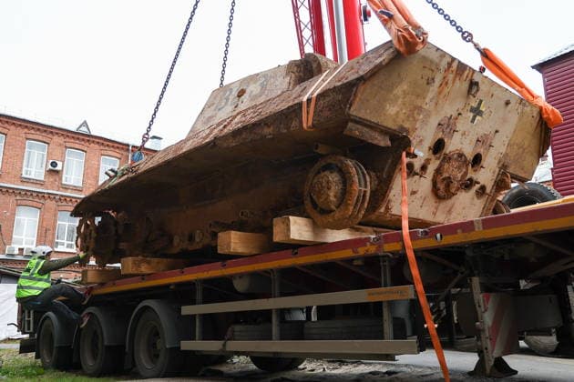 RUSSIA, KAZAN - OCTOBER 2, 2026: A crane lifts a WWII-era Panzerkampfwagen V Panther tank discovered in the course of construction works and excavated from the courtyard of Kazan National Research Technological University. The tank served as a detonation pit for testing explosive substances and pyrotechnic compounds in post-war years Kazan Russia - ZUMAt113 20261002_zaa_t113_058 Copyright: xYegorxAleyevx