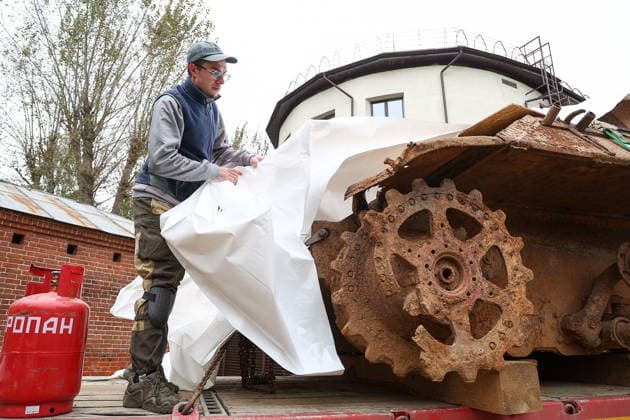 RUSSIA, KAZAN - OCTOBER 2, 2026: A man veils a WWII-era Panzerkampfwagen V Panther tank discovered in the course of construction works and excavated from the courtyard of Kazan National Research Technological University. The tank served as a detonation pit for testing explosive substances and pyrotechnic compounds in post-war years Kazan Russia  - ZUMAt113 20261002_zaa_t113_061 Copyright: xYegorxAleyevx