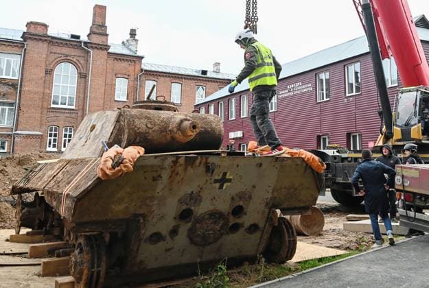 Russia WWII German Tank Discovery 9255955 02.10.2026 A German Panzerkampfwagen V Panther tank from World War II, found underground during construction work at Kazan National Research Technological University, is loaded onto a platform for transport to a restoration facility before being transferred to a museum in Kazan, Republic of Tatarstan, Russia. The tank was previously used as a laboratory for testing explosives. Maksim Bogodvid Sputnik Kazan Republic of Tatarstan Russia Copyright: xMaksimxBogodvidx