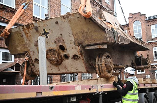 Russia WWII German Tank Discovery 9255957 02.10.2026 A German Panzerkampfwagen V Panther tank from World War II, found underground during construction work at Kazan National Research Technological University, is loaded onto a platform for transport to a restoration facility before being transferred to a museum in Kazan, Republic of Tatarstan, Russia. The tank was previously used as a laboratory for testing explosives. Maksim Bogodvid Sputnik Kazan Republic of Tatarstan Russia Copyright: xMaksimxBogodvidx