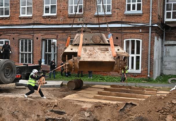 Russia WWII German Tank Discovery 9255958 02.10.2026 A German Panzerkampfwagen V Panther tank from World War II, found underground during construction work at Kazan National Research Technological University, is loaded onto a platform for transport to a restoration facility before being transferred to a museum in Kazan, Republic of Tatarstan, Russia. The tank was previously used as a laboratory for testing explosives. Maksim Bogodvid Sputnik Kazan Republic of Tatarstan Russia Copyright: xMaksimxBogodvidx