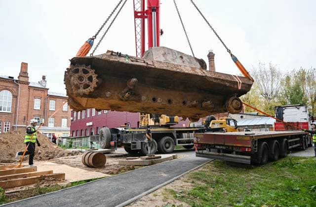 Russia WWII German Tank Discovery 9255959 02.10.2026 A German Panzerkampfwagen V Panther tank from World War II, found underground during construction work at Kazan National Research Technological University, is loaded onto a platform for transport to a restoration facility before being transferred to a museum in Kazan, Republic of Tatarstan, Russia. The tank was previously used as a laboratory for testing explosives. Maksim Bogodvid Sputnik Kazan Republic of Tatarstan Russia Copyright: xMaksimxBogodvidx