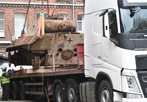 Russia WWII German Tank Discovery 9255962 02.10.2026 A German Panzerkampfwagen V Panther tank from World War II, found underground during construction work at Kazan National Research Technological University, is loaded onto a platform for transport to a restoration facility before being transferred to a museum in Kazan, Republic of Tatarstan, Russia. The tank was previously used as a laboratory for testing explosives. Maksim Bogodvid Sputnik Kazan Republic of Tatarstan Russia Copyright: xMaksimxBogodvidx